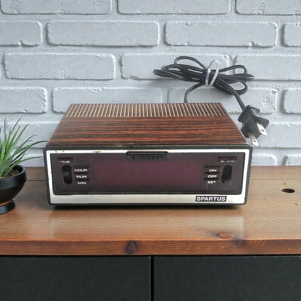 Vintage Spartus Digital Alarm Clock Faux Wood Grain, Model 1121-C1 Tested Works